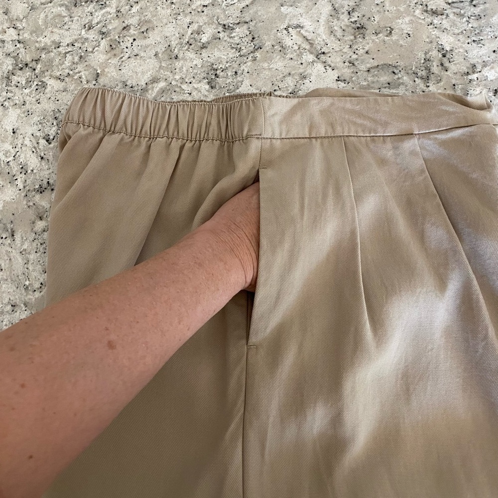 EUC Loft pull on pleated khaki wide leg pants, size Medium - Picture 4 of 5